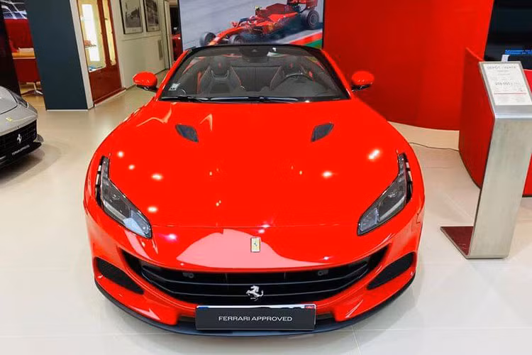 Dù là một mẫu xe thể thao nhưng công nghệ an toàn và hỗ trợ lái trên Ferrari Portofino M khá đầy đủ, bao gồm kiểm soát hành trình thích ứng, hệ thống phanh khẩn cấp tự động, giám sát điểm mù, hỗ trợ giữ làn đường và cảnh báo chệch làn đường, cảnh báo phương tiện cắt ngang phía sau và cảm biến lùi.