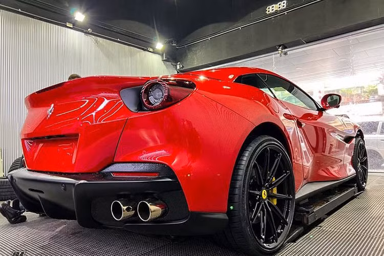 Ferrari Portofino M có 5 chế độ lái, tùy chọn thông qua công tắc Manettino trên vô lăng, ngoài ra nó còn được bổ sung thêm chế độ Race. Khả năng tăng tốc 0-100 km/h của mẫu mui trần này là trong 3,4 giây, 0-200 km/h trong 9,8 giây trước khi đạt tốc độ tối đa 320 km/h.