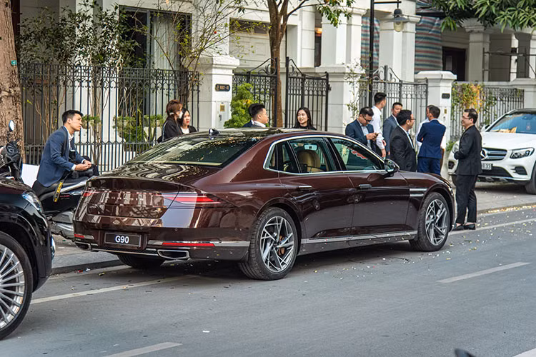 Không chỉ sở hữu chiều dài cơ sở lớn hơn 190 mm, mẫu xe sang Genesis G90 Limousine 2022 còn có những điểm nhấn khác biệt so với bản thường như vành la-zăng 20 inch với thiết kế riêng và cột B mạ crôm sang trọng hơn.