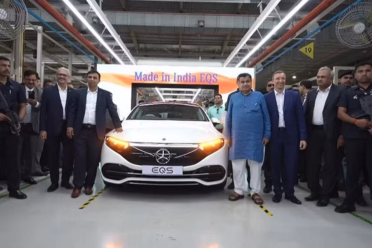 Đồng thời, Mercedes-Benz cũng chọn Ấn Độ là nơi đầu tiên để sản xuất xe điện bên ngoài nước Đức. Tương tự xe tại các thị trường khác, Mercedes-Benz EQS 580 4Matic tại Ấn Độ sẽ có 2 mô-tơ điện tạo ra công suất tổng cộng 523 mã lực và mô-men xoắn cực đại 855 Nm.