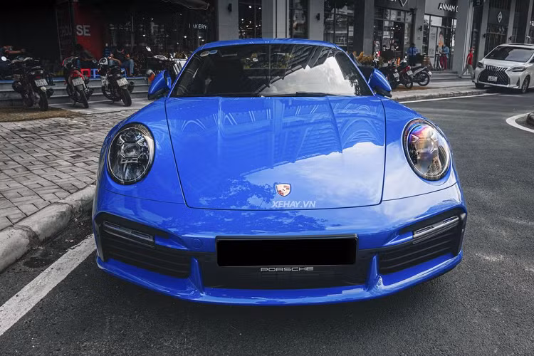 Chiếc Porsche 911 Turbo S đời 992 này được mang về nước theo diện nhập khẩu chính hãng. Xe thuộc sở hữu của một vị đại gia rất kín tiếng, người này cũng từng sở hữu hai chiếc Lamborghini Huracan LP 610-4 và Lamborghini Aventador LP 700-4 vốn cũng thuộc dạng nhập khẩu chính hãng.