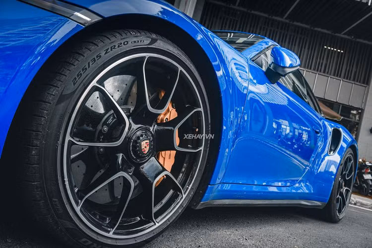 Một số công nghệ hiện đại được tích hợp trên Porsche 911 Turbo S bao gồm: hệ thống treo thích ứng Porsche Active Suspension Management, vi sai chống trượt trung tâm và cho cầu sau, hệ thống kiểm soát khung gầm Porsche Dynamic Chassis Control, chức năng đánh lái bánh sau theo vận tốc, phanh gốm,… .
