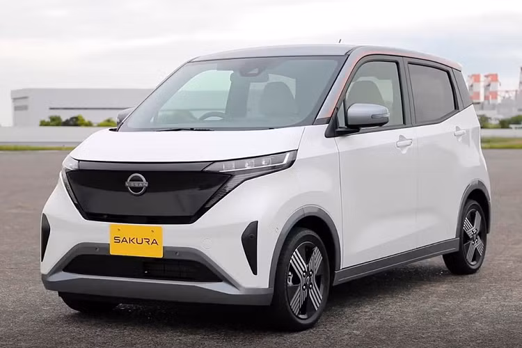Nissan Sakura là mẫu xe điện hoàn toàn mới, đã chính thức trình làng tại Nhật Bản vào ngày 20/5/2022. Với thiết kế đặc trưng của dòng kei car vốn rất phổ biến tại Nhật Bản và giá bán hợp túi tiền, Nissan Sakura 2022 mới đã được người tiêu dùng nội địa đón nhận nhiệt tình.