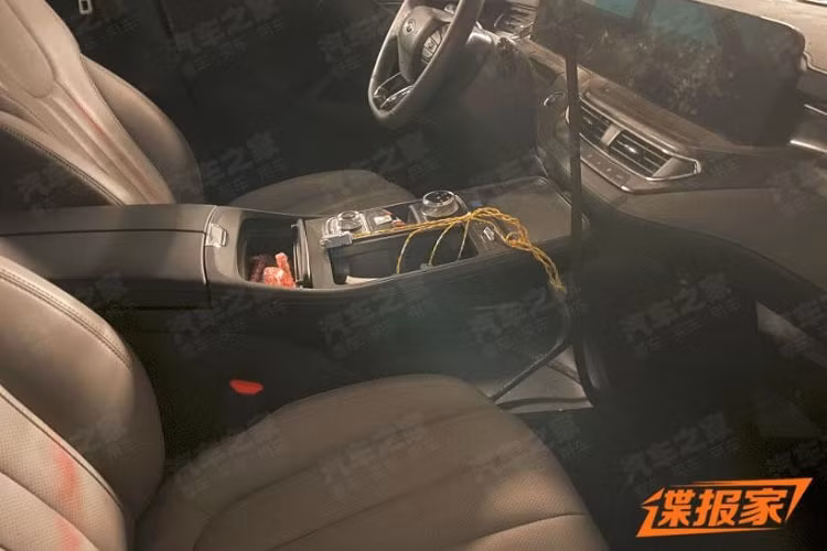 Tương tự các mẫu xe mới kể trên, Ford Territory cũng được trang bị hệ thống đèn 2 tầng trên đầu xe. Trong đó, đèn LED định vị ban ngày sẽ có thiết kế thanh mảnh, gợi liên tưởng đến móc câu, và nối liền với lưới tản nhiệt. Nằm bên dưới dải đèn LED định vị ban ngày là cụm đèn pha chính với thiết kế vuông vắn.