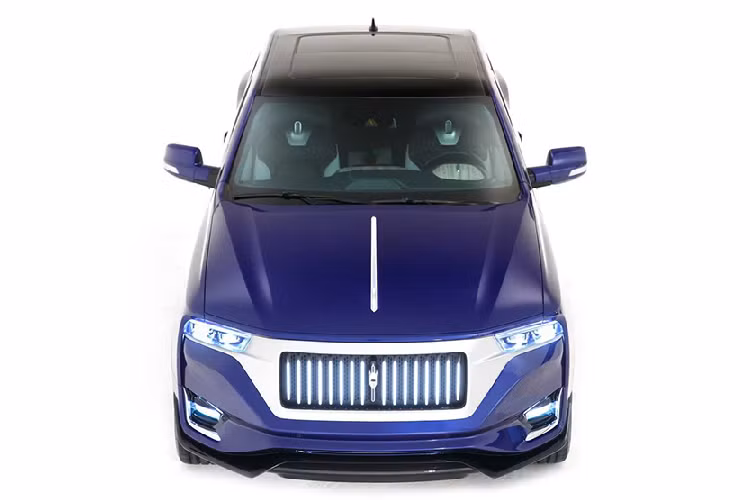 Thay vì sử dụng cổ hút khí tự nhiên như phiên bản thông thường, chiếc bán tải Rolls-Royce này được Aznom Palladium bổ sung một bộ tăng áp kép để có khả năng truyền xuống bốn bánh xe nguồn sức mạnh lên tới 850 mã lực - tức là hơn gấp đôi mức 410 mã lực so với một chiếc RAM sử dụng máy Hemi V8 6.4L nguyên bản!