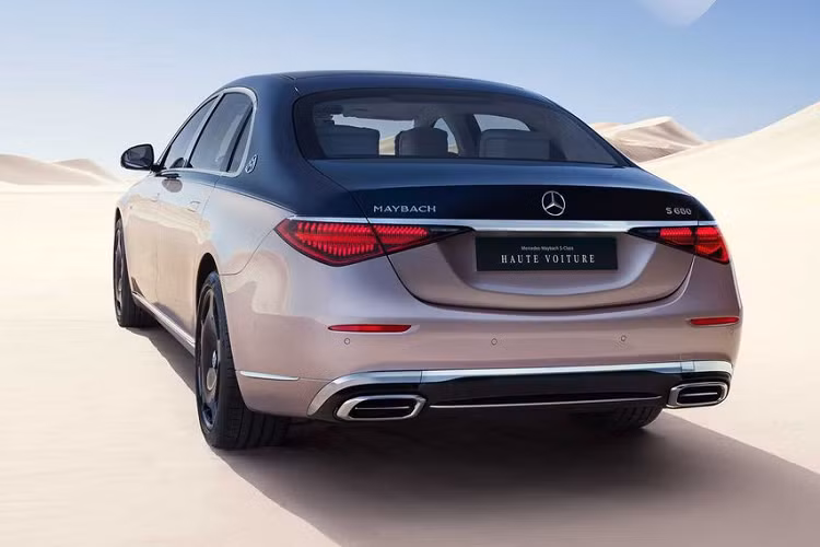 Được phát triển dựa trên Maybach S680, Haute Voiture sở hữu ngoại thất 2 tông màu gồm nửa trên xanh dương và nửa dưới màu vàng hồng Rose Gold, đi kèm bộ mâm cùng tông với nửa thân trên, tạo ra một vẻ ngoài vô cùng ấn tượng.