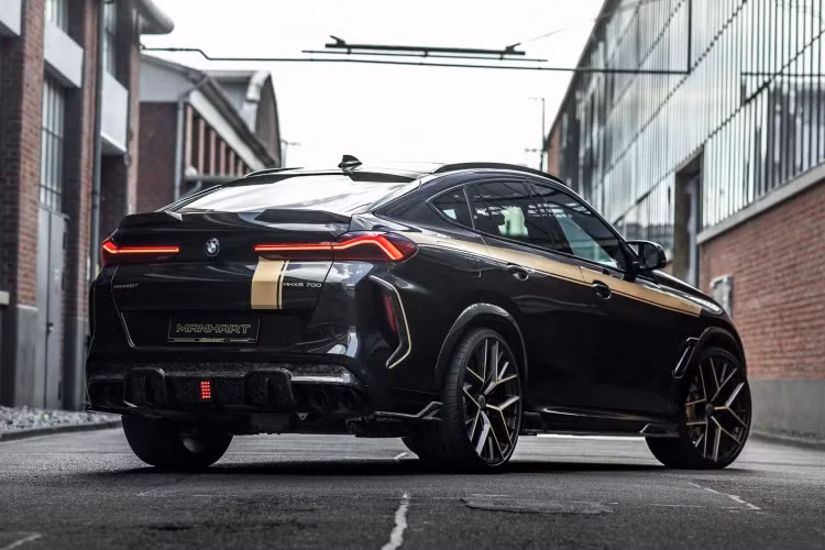 Bên trong nội thất BMW X6 Competition hiệu suất cao, Manhart điều chỉnh lại nội thất với thảm trải sàn mang thương hiệu Manhart và đường viền carbon trong suốt, bao gồm cả lẫy chuyển số.