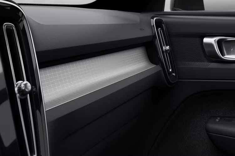Một số chi tiết thay đổi khác có thể kể đến trên Volvo XC40 2023 như bộ mâm mới, đèn hậu được cập nhật đồ họa LED. Ngoài ra, phiên bản thể thao R-Design trên cấu hình cũ có thể sẽ được thay thế bằng gói "Light" và "Dark" với phong cách lần lượt là tươi sáng và đen huyền bí.
