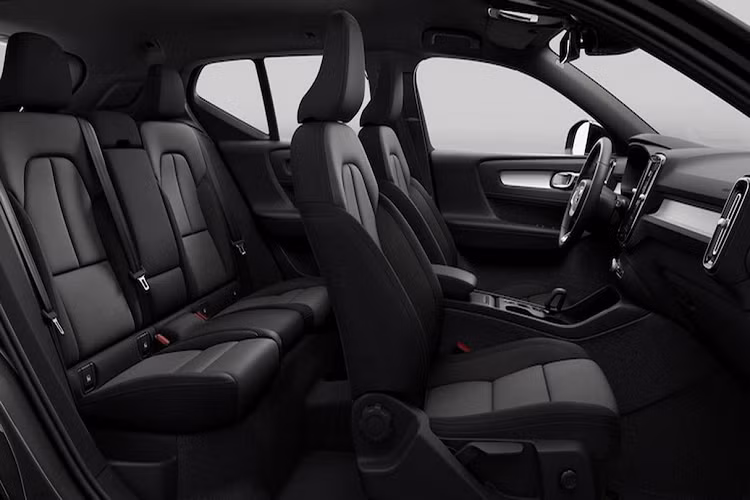 Nhìn tổng thế, những thay đổi về “ngoại hình” của Volvo XC40 2023 không quá nhiều. Phần đầu Volvo XC40 2023 gần như “bê nguyên” từ chiếc C40 Recharge sang. 