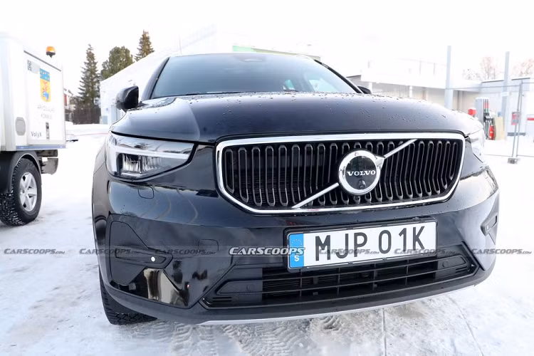 Bên cạnh đó, các tay săn ảnh mới đây cũng đã bắt gặp mẫu xe SUV Volvo XC40 2023 hoàn toàn không ngụy trang xuất hiện tại châu Âu. Nhờ đó mà ta có cái nhìn rõ ràng hơn về chiếc SUV mới này.