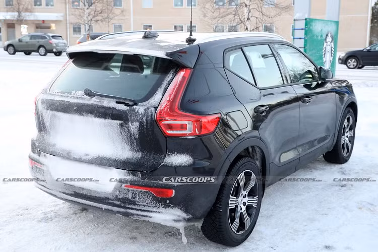 Về truyền động, Volvo XC40 2023 nhiều khả năng vẫn sẽ có các tuỳ chọn gồm 2 bản hybrid thường và 2 bản hybrid sạc điện.