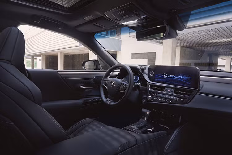 Để phù hợp với hệ thống đa phương tiện mới, Lexus LS 2023 đã bị loại bỏ bàn cảm ứng và đầu đĩa CD/DVD. Trong đó, bàn cảm ứng trên cụm điều khiển trung tâm là chi tiết từng bị không ít khách hàng chê khó dùng. Trước LS 2023, mẫu sedan hạng sang Lexus ES cũng đã được nâng cấp tương tự. Ngoài sự biến mất của bàn cảm ứng, cách bố trí các nút bấm cơ học trong xe cũng được thay đổi.