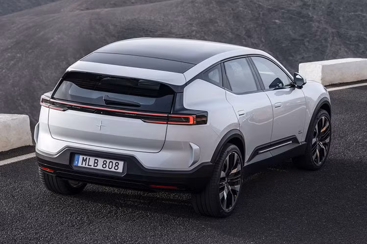 Hệ truyền động của Polestar 3 bao gồm 2 mô tơ điện được đặt ở trục trước và trục sau, tổng công suất 489 mã lực và mô-men xoắn 840 Nm. Với sức mạnh này, xe chỉ mất 4,9 giây để hoàn thành cú chạy nước rút 0-96 km/h.