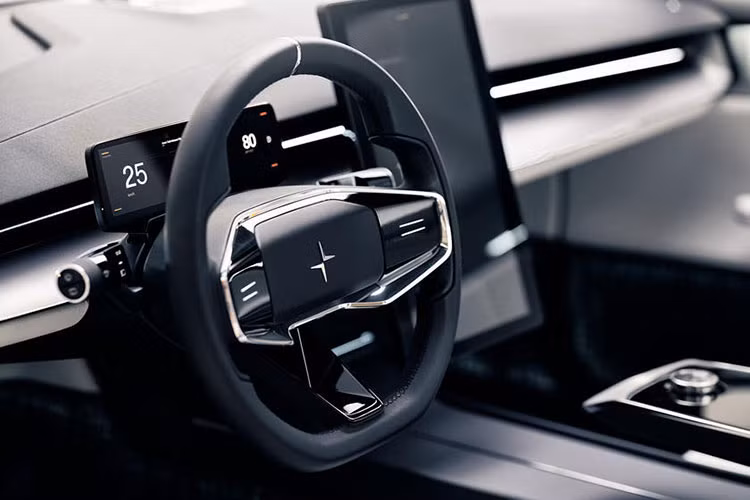 Ngoài ra, khách hàng mua Polestar 3 có thể lựa chọn mua thêm gói nâng cấp hiệu suất. Với gói này, động cơ xe tăng lên 517 mã lực và 909 Nm mô-men xoắn, đồng thời khả năng tăng tốc 0-96 km/h cũng giảm xuống chỉ còn 4,5 giây. Tuy nhiên, phạm vi di chuyển sẽ giảm đi đôi chút, chỉ còn 435km với 100% dung lượng pin