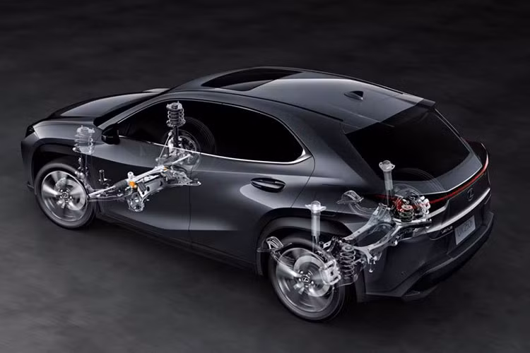 Cụm pin lớn hơn giúp Lexus UX 300e 2023 tăng phạm vi di chuyển với mỗi lần sạc đầy từ 315km trước đây lên 450km với mức tiêu thụ điện năng trung bình 16,9 kWh/100km.