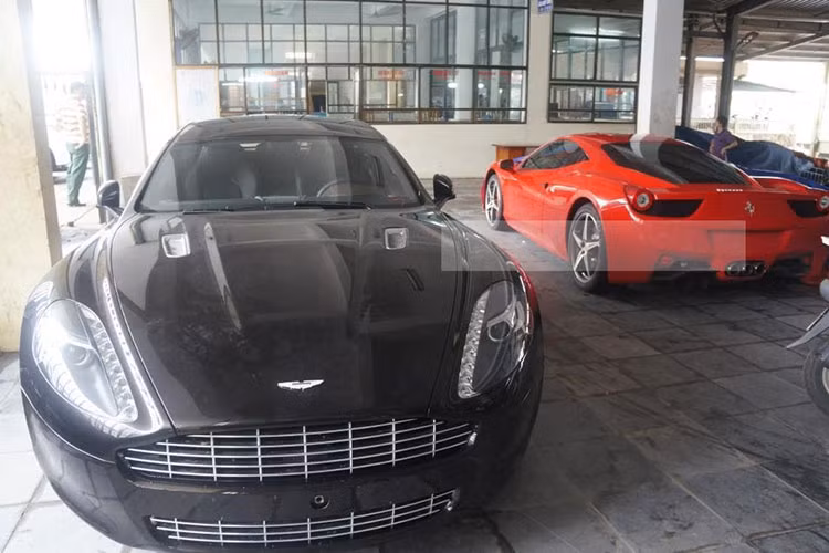 Trái là Aston Martin Rapide còn phải ai cũng nhận ra là siêu xe của Ferrari, cụ thể là bản 458 Italia.