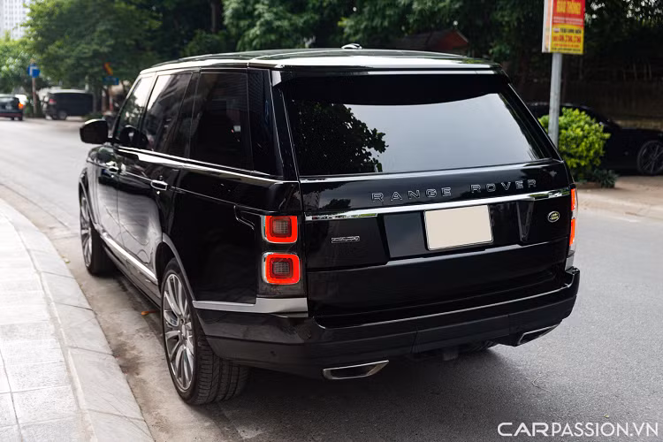Về ngoại thất, chiếc xe SUV Range Rover LWB Autobiography 2015 hạng sang này được sơn màu đen bóng, các chi tiết ốp thân xe, viền cửa đều được sơn màu bạc mạ chrome. Ngoài ra, chiếc xe này đã được nâng cấp phần bodykit của phiên bản 2020 hiện đại hơn với các chi tiết mới như cản trước/sau, đèn pha, đèn hậu, mâm xe và lưới tản nhiệt.