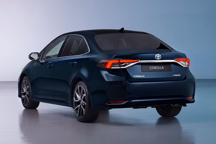 Nằm bên dưới nắp ca-pô của Toyota Corolla 2023 ở thị trường châu Âu là 2 tùy chọn động cơ nâng cấp với công suất tối đa lớn hơn trước. Đầu tiên là hệ truyền động hybrid bao gồm máy xăng 1.8L, tạo ra công suất tối đa 138 mã lực. Thứ hai là hệ truyền động hybrid với máy xăng 2.0L, cho công suất tối đa tăng lên 193 mã lực.