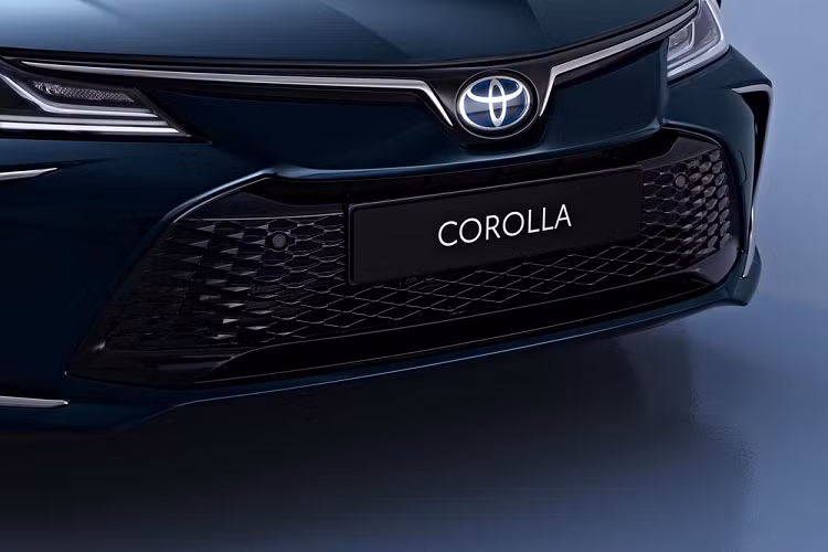Tương tự ngoại thất, nội thất của Toyota Corolla 2023 ở châu Âu cũng đã được nâng cấp. Theo đó, xe được trang bị màn hình thông tin giải trí cảm ứng 10,5 inch mới với độ nét cao và chống lóa. Từ bản tầm trung trở lên, xe sẽ có thêm bảng đồng hồ kỹ thuật số với màn hình 12,3 inch, đi kèm 4 chế độ hiển thị, bao gồm Casual, Smart, Sport và Tough.