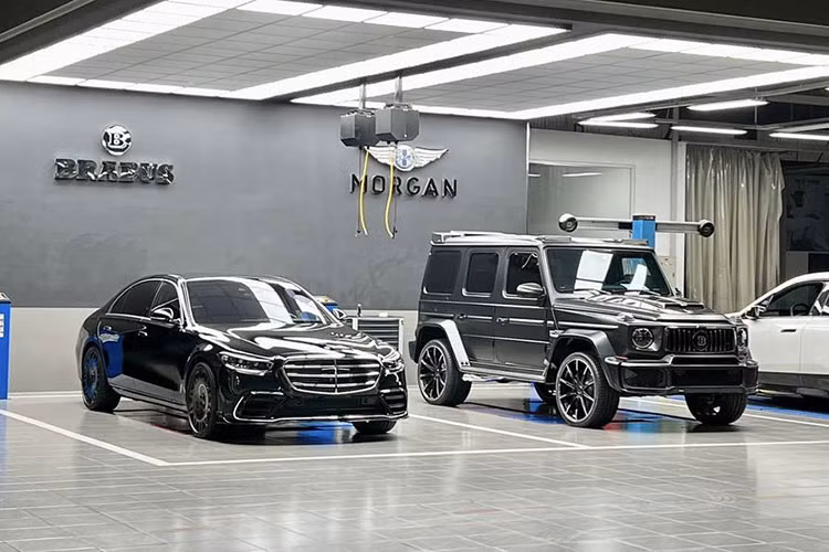Trước giờ triển lãm ôtô Việt Nam - VMS 2022 chính thức khai mạc, đại diện của thương hiệu Brabus tại Việt Nam đã hé lộ sớm những hình ảnh về 2 mẫu xe độ sẽ có mặt tại đây. Trong đó, hai mẫu xe Brabus B50 và Brabus 900 Rocket Edition siêu giới hạn lần đầu tiên xuất hiện.