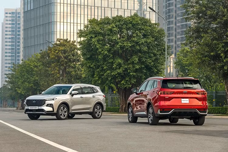 Bên cạnh đó, dòng SUV/CUV còn có không gian nội thất rộng hơn và trần xe cao, thoáng hơn so với những mẫu xe gầm thấp như sedan hay hatchback. Xe SUV/CUV thường có cấu hình 5 chỗ, 5+2 chỗ hoặc 7 chỗ. Các hàng ghế ngồi thoải mái, có thể linh hoạt gập để mở rộng khoang hành lý để đồ phía sau.