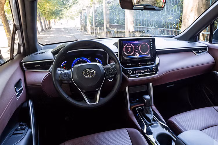 Thiết kế của Corolla Cross được đánh giá cao với phong cách trẻ trung hiện đại nhưng vẫn mang đến cảm giác chắc chắn đậm chất Toyota. Xe sở hữu 2 tuỳ chọn động cơ bao gồm: Động cơ xăng 1.8L cho công suất tối đa 138 mã lực, mô men xoắn tối đa 172 Nm.