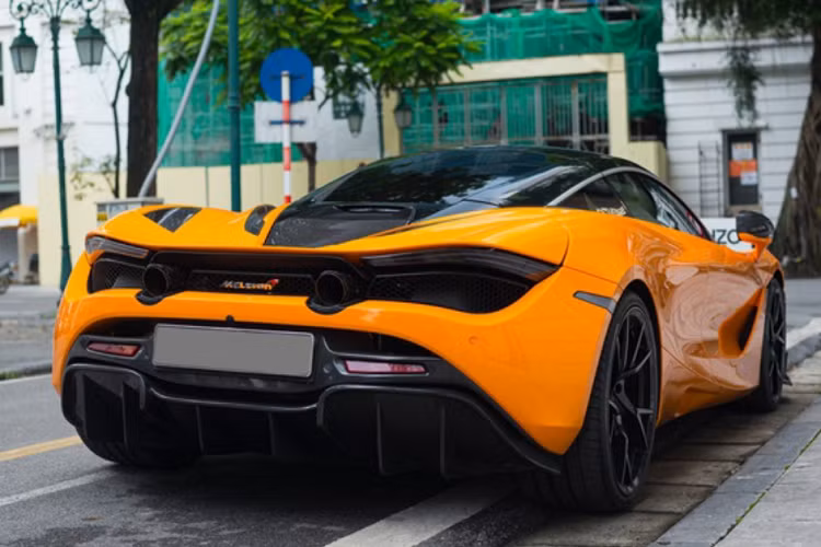 Chiếc McLaren 720S này là một ví dụ điển hình, khi được gắn một số chi tiết làm bằng sợi carbon. Thuộc gói Fury của TopCar độ McLaren 720S. Gói Fury bao gồm 50 chi tiết, có giá 76.090 USD, tương đương 1,77 tỷ đồng. Tuy nhiên, siêu xe này vẫn thiếu một vài chi tiết.