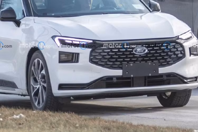 Thậm chí, hãng Ford hiện còn đang phát triển thế hệ mới của mẫu sedan này. Hình ảnh chụp Ford Mondeo 2023 mới trên đường thử đã chứng tỏ điều đó. Tuy không còn được bán tại Mỹ nhưng Ford Mondeo 2023 lại chạy thử ở thành phố Dearborn, bang Michigan của nước này. Khi chạy trên đường thử, chiếc Ford Mondeo 2023 không hề được ngụy trang. Nhờ đó, chúng ta có thể biết rõ thiết kế của mẫu sedan cỡ lớn này.