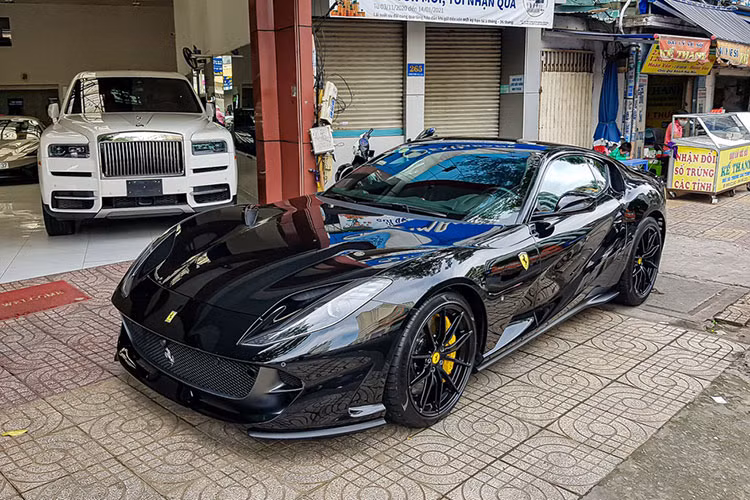Thông tin về chiếc siêu xe Ferrari 812 Superfast thứ 2 về Việt Nam sở hữu màu ngoài thất sơn đen tuyền đã được dán lại bộ áo camo và vận chuyển về lại Hà Nội để bàn giao cho 1 thiếu gia còn khá trẻ tuổi đã gây tò mò của cộng đồng mạng.