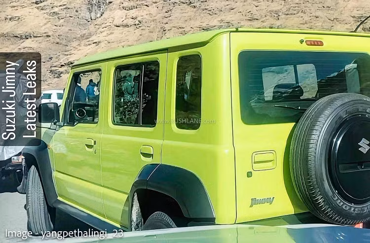 Dự kiến, ngày ra mắt của Suzuki Jimny bản 5 cửa mới dự kiến không còn xa. Đúng như thông tin từ trước đó, Suzuki Jimny 5 chỗ sở hữu thiết kế ngoại thất không khác biệt nhiều so với bản 3 chỗ. Về ngoại hình, có thể thấy cửa sau của xe ngắn hơn một chút so với cửa trước.