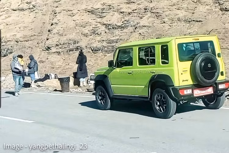 Phiên bản 5 cửa của dòng SUV cỡ nhỏ Suzuki Jimny 2023 mới đã lần đầu tiên lộ diện trên đường phố Ấn Độ vào hồi tháng 8 năm ngoái. Sau hơn 1 năm, mẫu xe này tiếp tục bị bắt gặp tại khu vực gần thành phố Leh của Ấn Độ trong tình trạng không hề ngụy trang. Có vẻ như chiếc Suzuki Jimny bản 5 chỗ này được dùng cho quá trình quay, chụp quảng cáo.