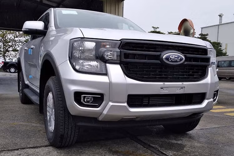 Với mức giá xe Ford Ranger 2023 từ 659 - 965 triệu đồng lần lượt cho 6 phiên bản và 8 tuỳ chọn màu sắc, Ford Ranger được dự đoán sẽ tiếp tục giữ vững vị trí "bá vương" nhiều năm liền trong phân khúc xe bán tải tại Việt Nam. Cùng với đàn anh Everest, Ranger đang tạo tiền đề rất tốt cho Ford Territory trở lại phân khúc SUV cỡ trung, thay thế cho hiện tượng offroad "vang bóng một thời" Escape từ cách đây khá lâu.