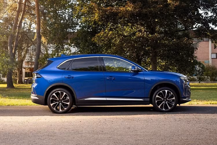 Với cụm pin có dung lượng chỉ 82 kWh, VinFast VF8 Eco City Edition chỉ chạy được 179 dặm (khoảng 288 km) sau khi sạc đầy pin. Trong khi đó, VinFast VF8 Plus City Edition sở hữu 2 mô-tơ điện với công suất tổng cộng 402 mã lực và mô-men xoắn cực đại 619 Nm.