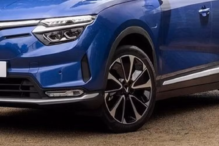 Điểm nhấn còn lại về công nghệ của VinFast VF8 City Edition là hệ thống định vị vệ tinh, chế độ cắm trại (Camp), chế độ chở thú cưng (Pet) và chế độ khóa một số tính năng khi xe được giao cho người khác (Valet).