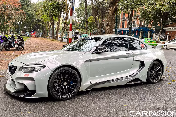 BMW M2 là phiên bản kế thừa chiếc 1 Series M Coupe đã ngừng sản xuất vì không đáp ứng được doanh số kỳ vọng với chỉ 6.309 chiếc trên toàn cầu. M2 F87 có kích thước lớn hơn 1 Series M Coupe tuy nhiên lại ngắn hơn BMW M3 F80 202 mm, hẹp hơn 21 mm và thấp hơn 10 mm, chiều dài cơ sở được rút ngắn lại 117 mm so với M3.