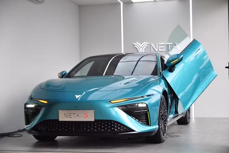  Neta S 2023 mới mang kiểu dáng sedan và có kích thước khá lớn, bao gồm chiều dài 4.980 mm, chiều rộng 1.980 mm, chiều cao 1.450 mm và chiều dài cơ sở 2.980 mm. Với chiều dài cơ sở này, mẫu ôtô Trung Quốc được định vị trong phân khúc sedan cỡ trung và cỡ lớn.