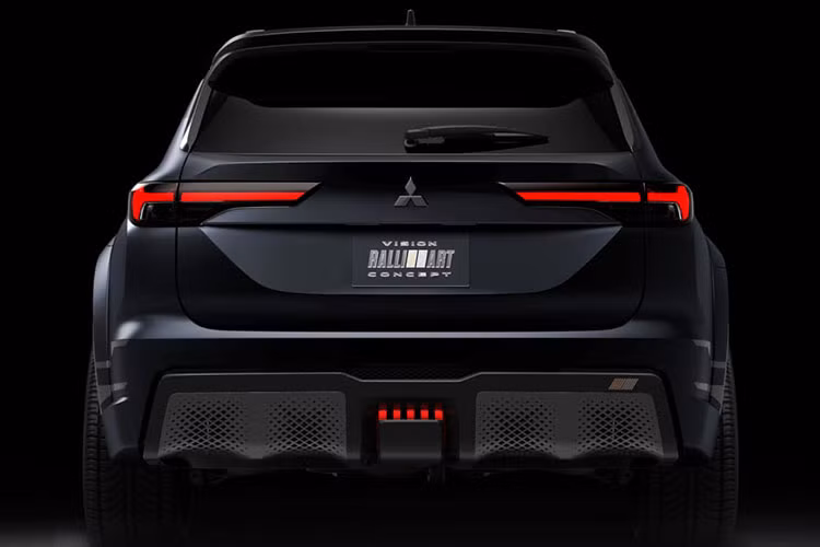 Đằng sau Mitsubishi Vision Ralliart xuất hiện đèn hậu nằm ngang với tạo hình như chữ "T" bên trong và đèn phanh thứ ba theo phong cách xe đua Công thức 1. Tương tự cản trước, cản sau cũng có tấm ốp gầm giả tích hợp lưới. Ngoài ra, trên ốp này còn có logo của bộ phận Ralliart.