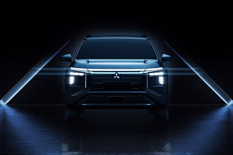 Để tăng độ "ngầu" cho Vision Ralliart, hãng Mitsubishi đã dùng màu sơn đen nhám toàn thân. Trên xe không hề có những chi tiết mạ crôm sáng bóng như thông thường. Thay vào đó, hầu hết các chi tiết ngoại thất của xe, bao gồm cả ốp gương ngoại thất và baga nóc, đều được sơn màu đen.