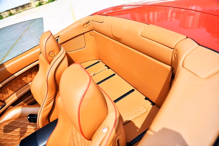 So với thể hệ thứ 2, thiết kế của Ferrari California gây ấn tượng nhất chính là ống xả kép xếp hai tầng rất thú vị. Dòng siêu xe mui trần Ferrari California sử dụng động cơ V8 đặt trước có dung tích 4.3 lít, kết hợp cùng hệ thống phun xăng trực tiếp GDI nhờ đó giúp xe sản sinh ra công suất tối đa 460 mã lực tại vòng tua máy 7.500 vòng/phút và mô-men xoắn cực đại 485 Nm.