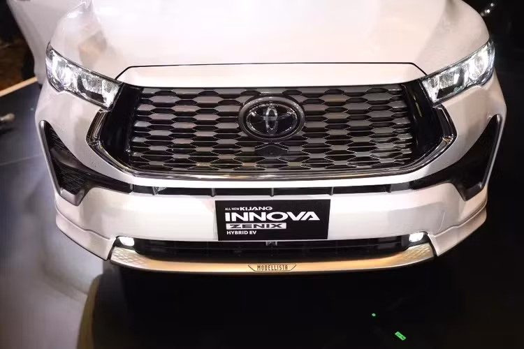 Cản trước khi kết hợp với mặt ca-lăng phía trên tạo nên một thiết kế như miệng của một mãnh thú đang nhe nanh dữ tợn. Toyota khá hợp lý khi đặt đèn LED ban ngày tại khu vực này, trong khi đèn sương mù LED được đặt thấp bên dưới.
