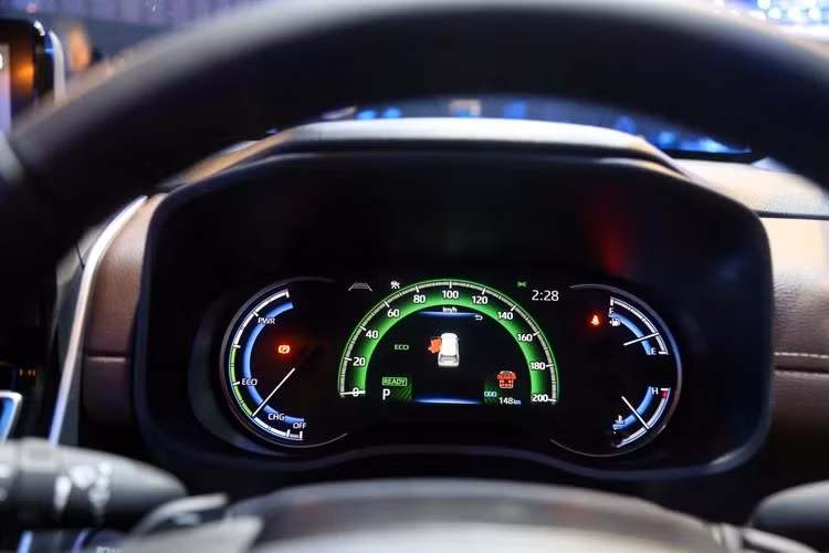 Trên phiên bản cao nhất, Toyota Innova 2023 trang bị hai màn hình giải trí cho hàng ghế sau, cửa sổ trời, đèn viền nội thất, cửa gió điều hòa trên trần... Ghế ngồi trên phiên bản cao nhất được bọc da với hoa văn thêu chỉ nổi kiểu lục giác khá bắt mắt.