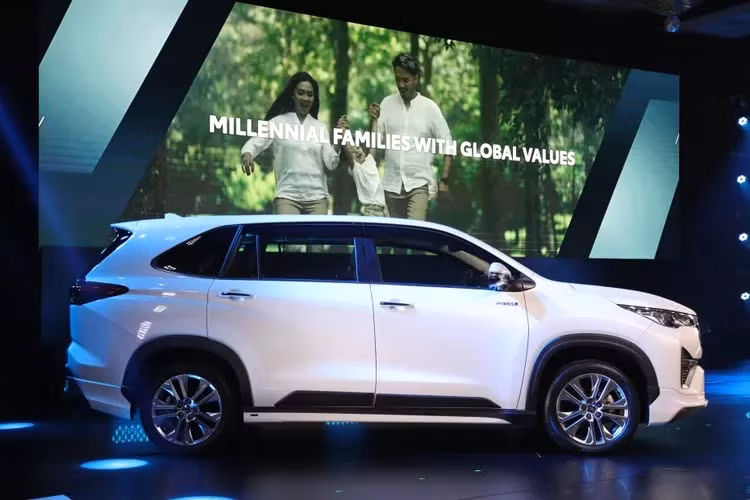 Tại Indonesia, Toyota Innova 2023 có thêm gói nâng cấp Modellista, bổ sung ốp cửa màu đen nhằm hạn chế trầy xước. Phía đuôi xe Toyota Innova 2023 cũng bổ sung những chi tiết ốp nhựa sần màu đen ở cản sau, nhấn mạnh phong cách SUV của thế hệ mới.