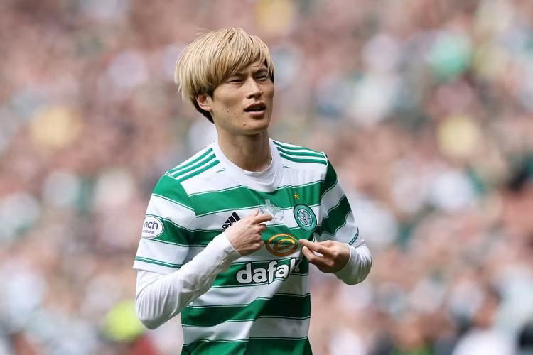 Kyogo Furuhashi (Celtic, Nhật Bản): Tuyển thủ Nhật Bản kết thúc mùa giải đầu tiên tại Celtic Park với 20 pha lập công sau 33 lần ra sân, đi kèm với đó là cú đúp danh hiệu quốc nội (vô địch Scotland và cúp liên đoàn). Trước đó, Celtic chỉ tốn 5,4 triệu euro để chiêu mộ Furuhashi từ Vissel Kobe. .