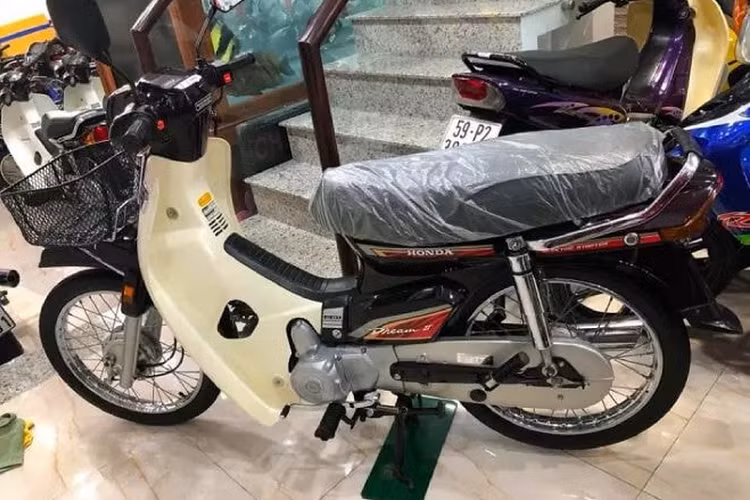 Nhiều người cho rằng với số tiền đó thì nên mua ôtô hoặc mua nhà đất đầu tư, nhưng với một người đam mê như anh Tiến thì anh lại có suy nghĩ khác bởi vì Honda Dream II đời 2002 bản Thái Lan còn mới nguyên hiện thuộc diện siêu hiếm ở Việt Nam.
