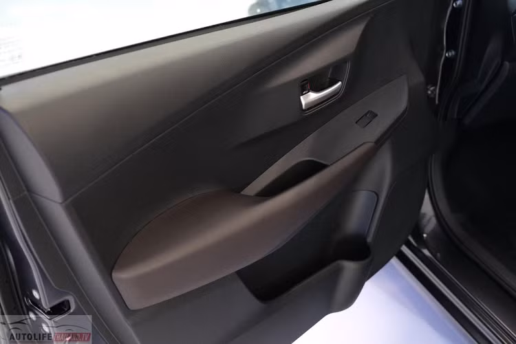 Về trang bị, Toyota Vios 2023 phiên bản Smart sẽ dễ dàng làm hài lòng những người dùng phổ thông nhờ màn hình thông tin giải trí dạng cảm ứng 9 inch, đặt nổi trên mặt táp-lô, hỗ trợ Apple CarPlay/Android Auto. Trước mặt người lái xuất hiện vô lăng bọc da, trang trí bằng những chi tiết ốp màu bạc.