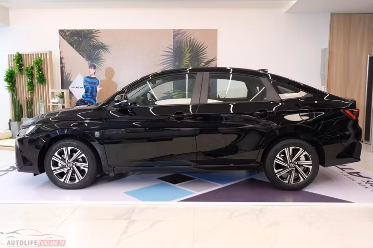 Tương tự đèn pha, đèn hậu của phiên bản Smart cũng dùng bóng LED nhưng đèn báo rẽ không chiếu sáng tuần tự như các bản cao cấp hơn. Bước vào bên trong Toyota Vios Smart 2023, người dùng được chào đón bằng ghế bọc da pha nỉ màu đen.