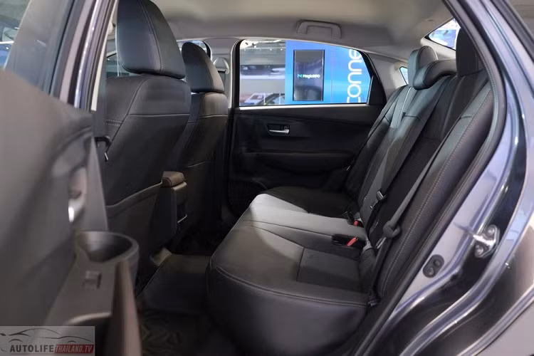 Theo đó, tuy không phải là bản cao cấp nhưng Toyota Vios Smart vẫn được trang bị gói công nghệ an toàn chủ động Toyota Safety Sense, bao gồm hệ thống cảnh báo và tự động phanh trước va chạm, cảnh báo lệch làn đường tích hợp tính năng tự động đánh lái, cảnh báo khi phương tiện phía trước khởi hành cũng như hệ thống kiểm soát chân ga.