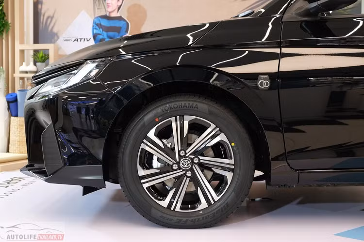 Vòng sang bên sườn, chúng ta có thể bắt gặp bộ vành hợp kim 16 inch, 7 chấu sơn 2 màu thể thao, đi với lốp 195/60 R16. Đây là loại vành được dùng cho cả 4 phiên bản của Toyota Vios 2023. Chưa hết, Toyota Vios 2023 bản Smart còn được trang bị anten hình vây cá trên nóc và gương chiếu hậu chỉnh điện, gập điện, tích hợp đèn báo rẽ.