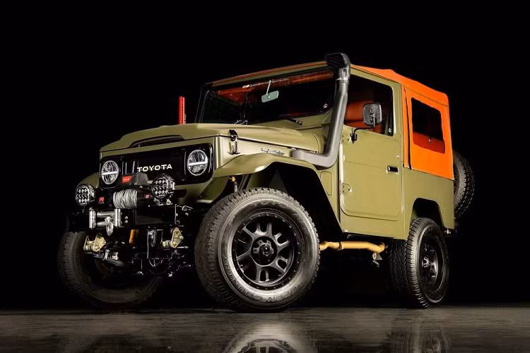 Giờ đây, Land Cruiser là một sản phẩm cao cấp, và cho dù nhiều người thích độ các phiên bản hiện đại, nhưng thực tế là vẫn không có gì sánh bằng FJ40 trong mắt những fan hâm mộ trung thành, đặc biệt là những chiếc nhận được một vài trang bị độ tinh tế. Minh chứng là chiếc Toyota Land Cruiser 1983 tuyệt đẹp này của công ty phục chế xe cổ Leyton Cars Classics, nó đã được phục chế toàn diện và trông còn đẹp hơn cả ngày nó rời khỏi nhà máy.