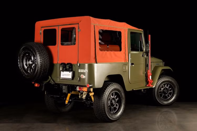 Dù chiếc Toyota Land Cruiser độ Leyton Cars Classics có công suất yếu hơn một chiếc Mazda Miata và ít tính năng hơn một chiếc Ford F-150 tiêu chuẩn, nhưng nó hiện có giá bán tới 135.000 USD (tương đương 3,1 tỷ đồng), và đồng hồ đo đường trên xe mới chỉ có khoảng 360 km.